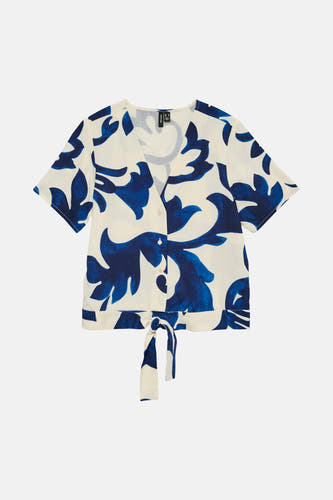 Chemise bleue à manches courtes de VERO MODA® avec des motifs de fleurs bleues et une fermeture à boutons, ainsi qu'un détail de bouton en bas.