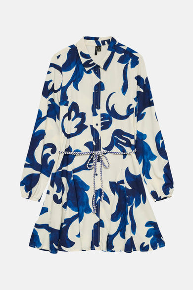 Robe bleue à longues manches de VERO MODA, avec un motif floral distinctif et une ceinture tressée.