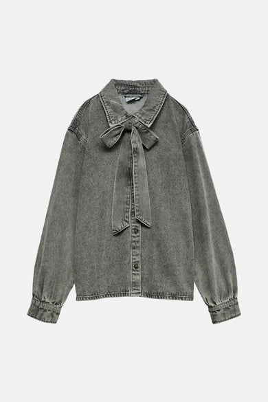 Chemise de jeans grise de Vero Moda, avec longues manches, fermeture à boutons et col rabattu.