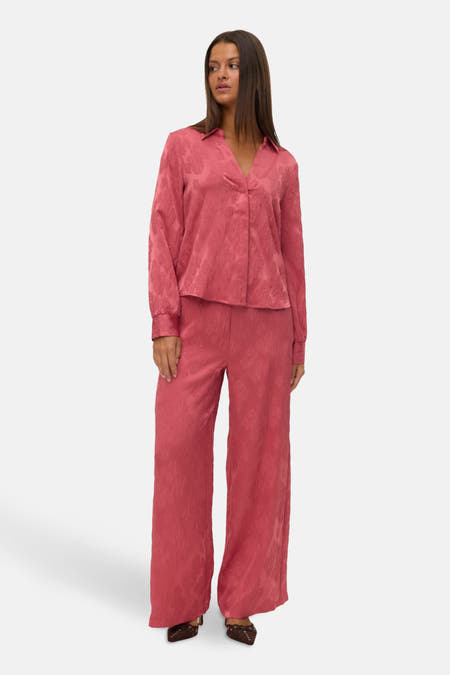 Chemise rose à longues manches de Vero Moda, avec un motif floral relief et une col.