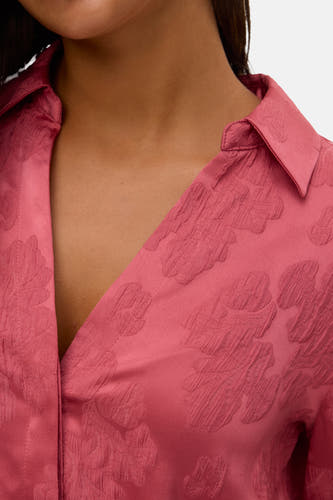 Chemise rose à longues manches de Vero Moda, avec un motif floral subtil et une col classique.