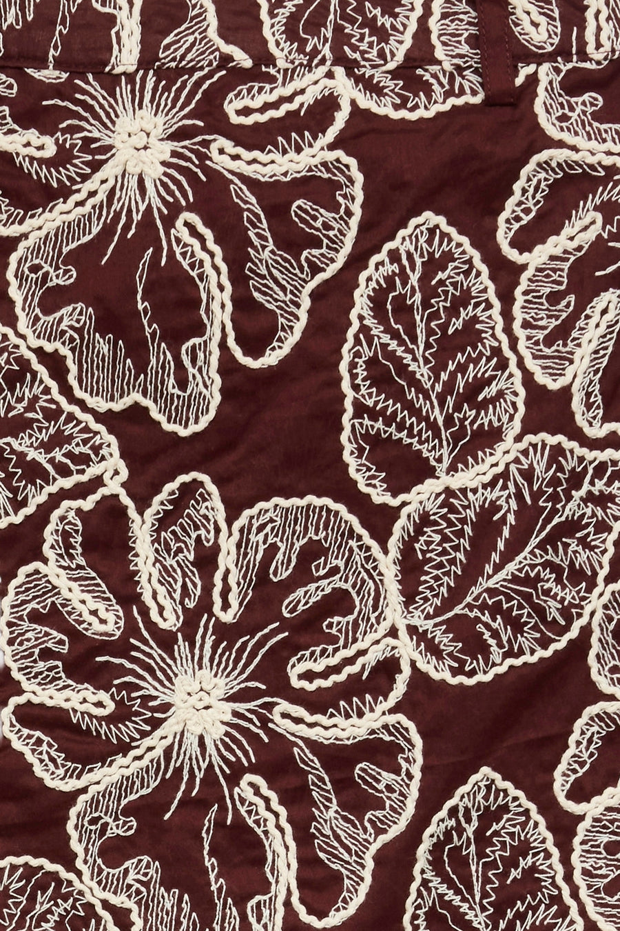 Bruine short van VERO MODA® met crèmekleurige, geborduurde bloemen- en bladmotieven.