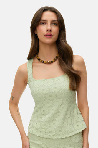 Chemisier sans manches vert clair de VERO MODA® avec motif en dentelle florale et basque, vue arrière sur mannequin avec tatouage de papillon et jupe assortie.