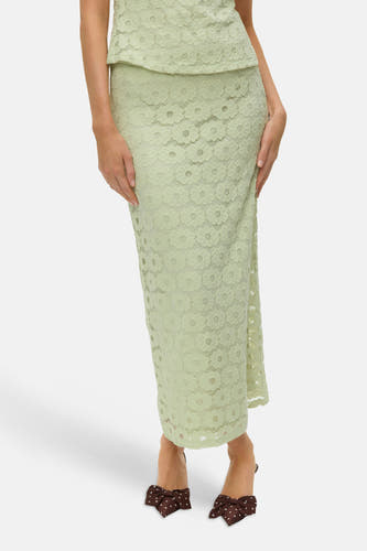 Jupe longue verte de VERO MODA, avec dentelle florale, vue de dos, portée avec des talons marron à pois.