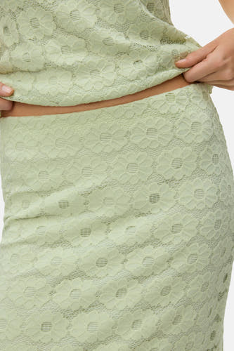 Jupe courte vert clair de VERO MODA avec motifs floraux et texture transparente.
