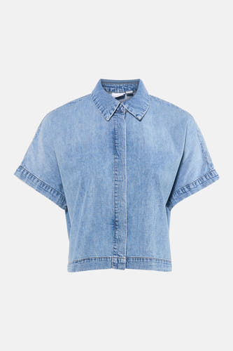 Chemisier en denim bleu clair à manches courtes de VERO MODA®, avec col et fermeture boutonnée dissimulée sur le devant.