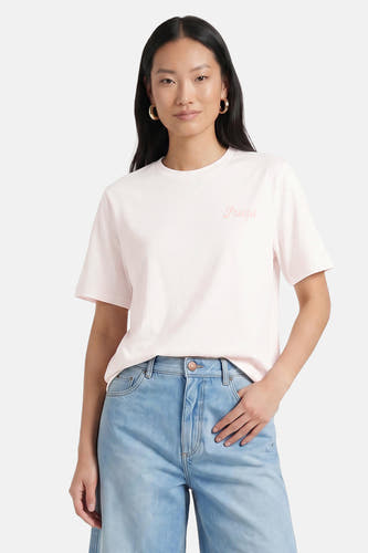 Witte korte mouwen t-shirt van VERO MODA® met roze 'Pretzel' print, gedragen met lichtblauwe jeans, front view