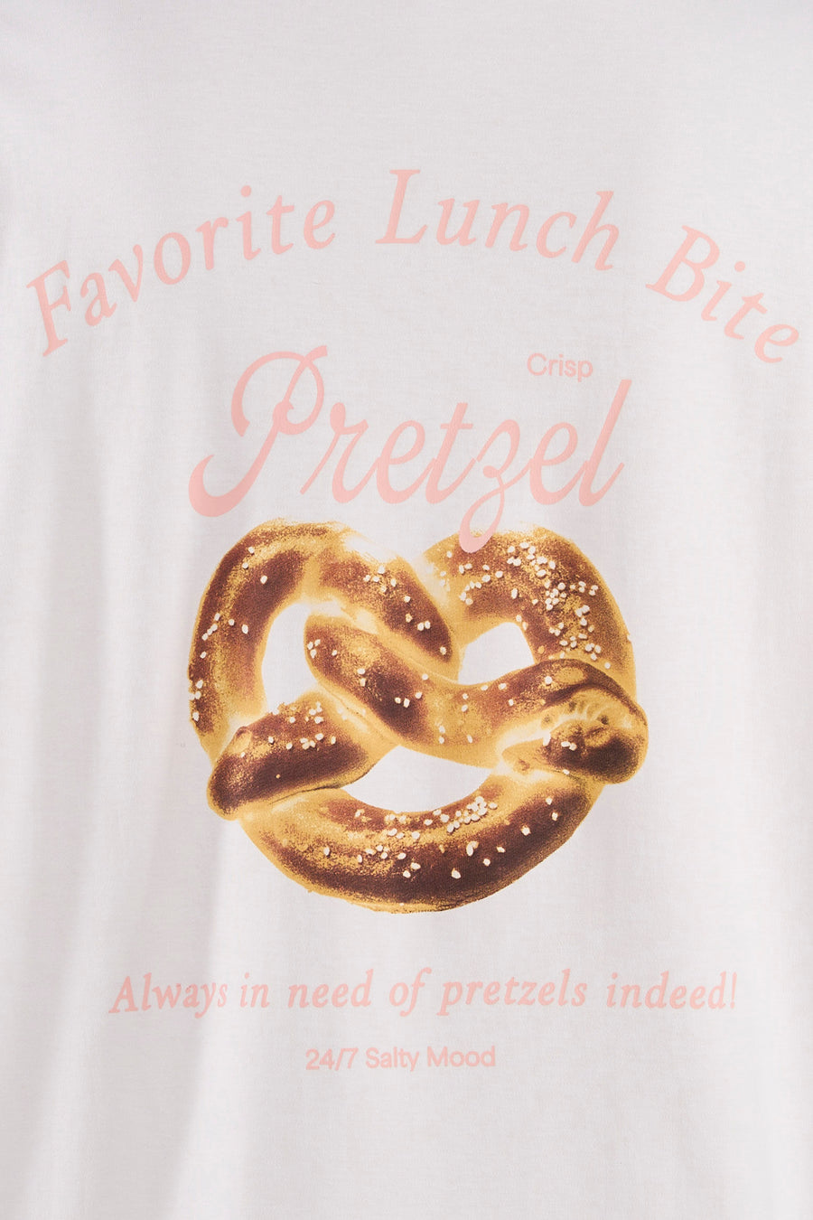Witte T-shirt met pretzelprint en roze tekst, van VERO MODA®, close-up voorzijde