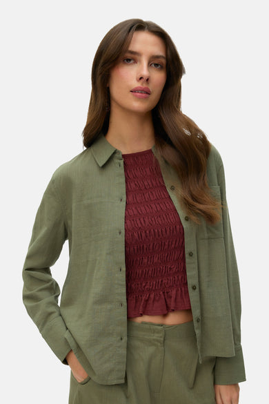 Chemise verte à manches longues VERO MODA, tissu uni avec fermeture boutonnée au dos.