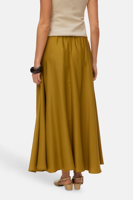Jupe longue vert moutarde de VERO MODA avec taille élastique et coupe ample, vue de dos.