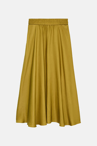 Jupe longue verte de VERO MODA® avec taille élastique et tissu souple et texturé.