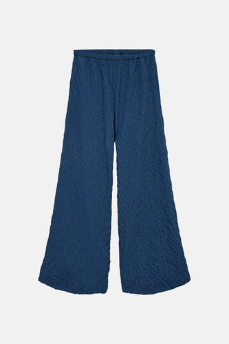 Pantalon bleu de VERO MODA avec une texture froissée et des jambes larges.