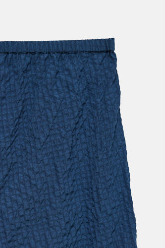Pantalon bleu de VERO MODA, avec une texture tissée et une taille élastique, gros plan.