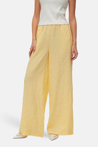Pantalon jaune de VERO MODA®, avec une texture tissée et des jambes larges.