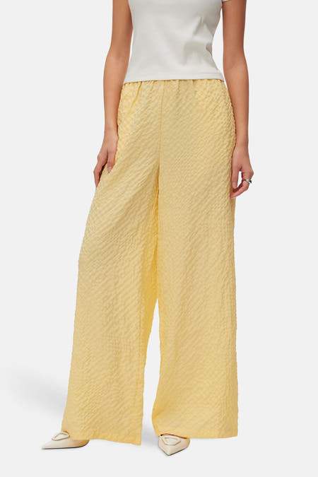 Pantalon jaune de VERO MODA®, avec une texture tissée et des jambes larges.