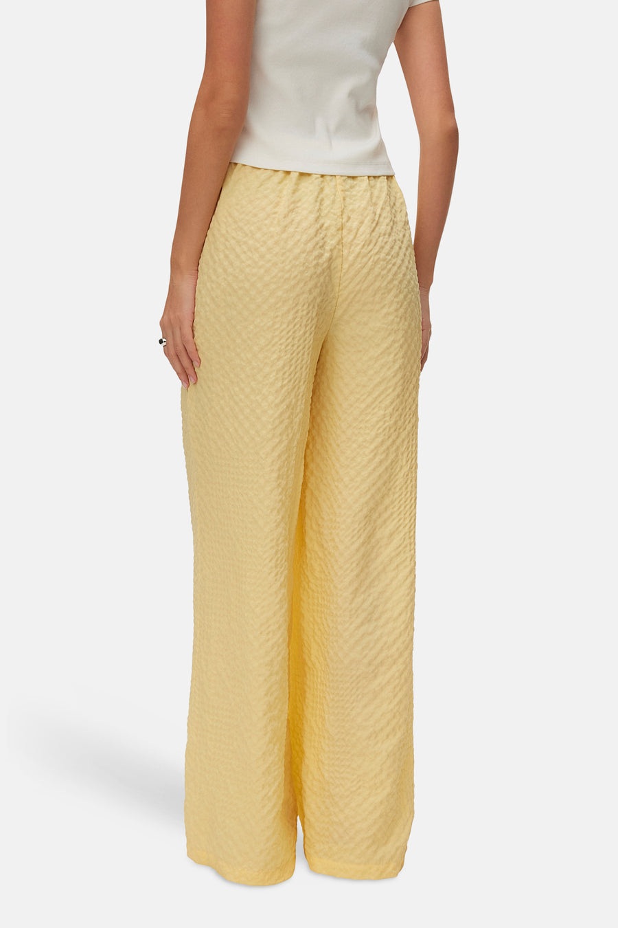 Gele broek van VERO MODA®, met een geweven textuur en wijde pijpen.