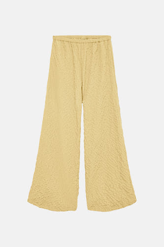 Pantalon jaune de VERO MODA avec un tissu texturé et des jambes larges.