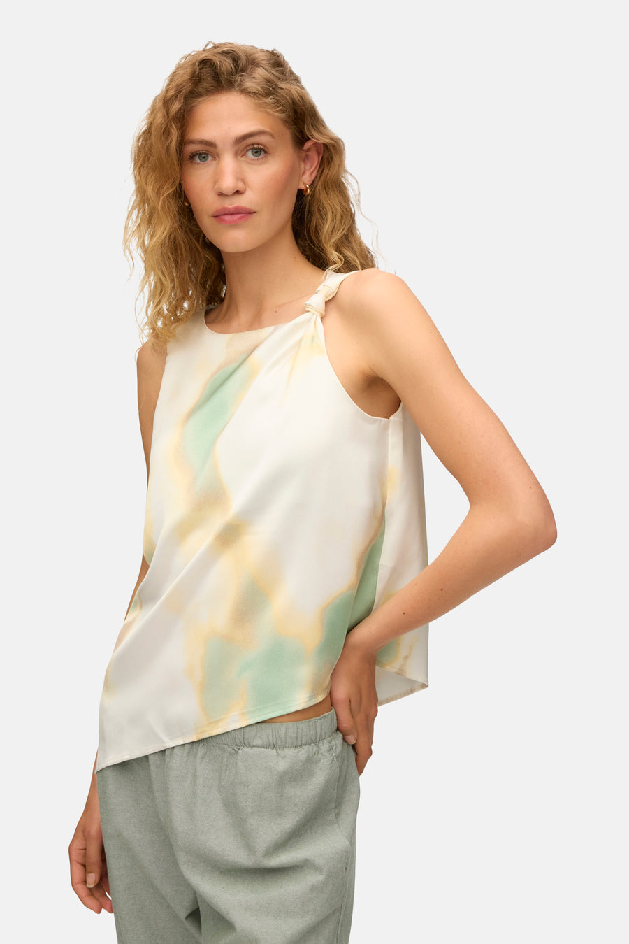 Multicolor mouwloze blouse van VERO MODA® met groen-gele vlekkenprint, knoopdetail aan schouder, zijdelingse pasvorm