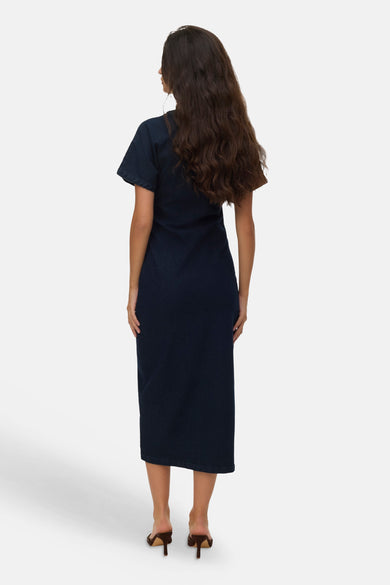 Blauwe jurk met korte mouwen van Vero Moda, gezien van achteren, met halflang bruin haar.
