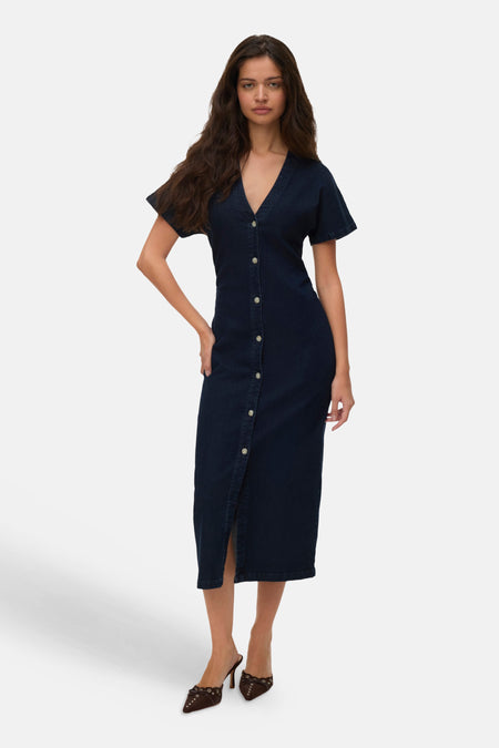Robe bleue à manches courtes de Vero Moda, avec fermeture à boutons et une fente à l'avant.