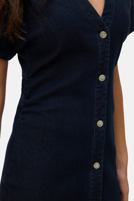 Robe bleue à manches courtes de VERO MODA, avec fermeture boutonnée sur le devant.