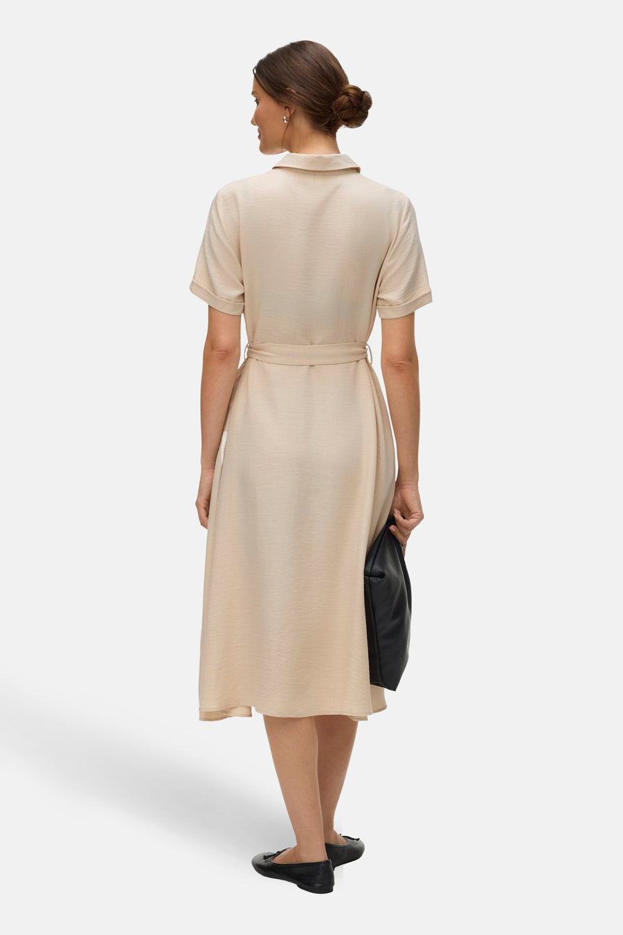 Robe écru à manches courtes de VERO MODA, avec une ceinture assortie et un sac noir.