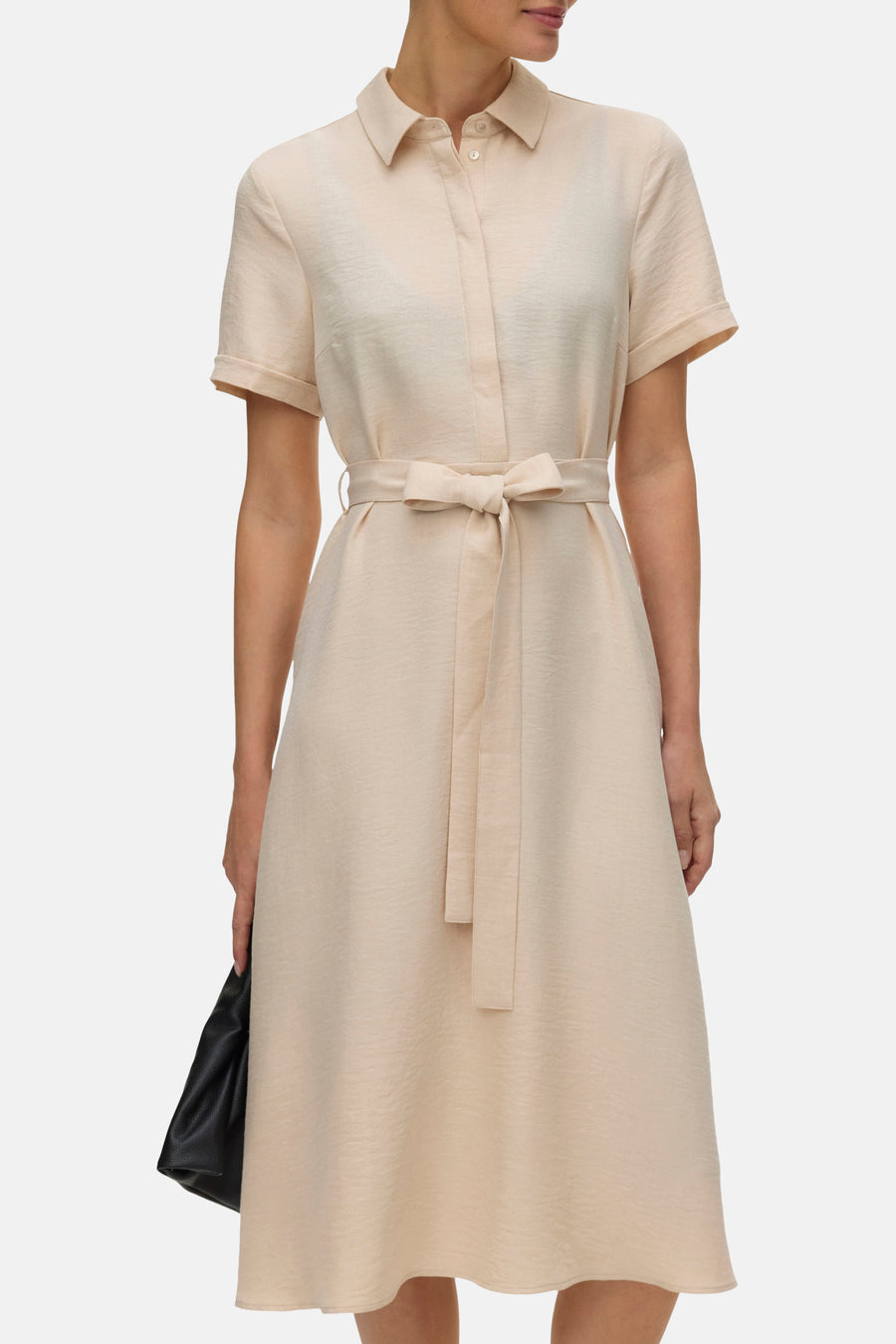 Robe écru à manches courtes de VERO MODA, avec une ceinture à la taille et un col.