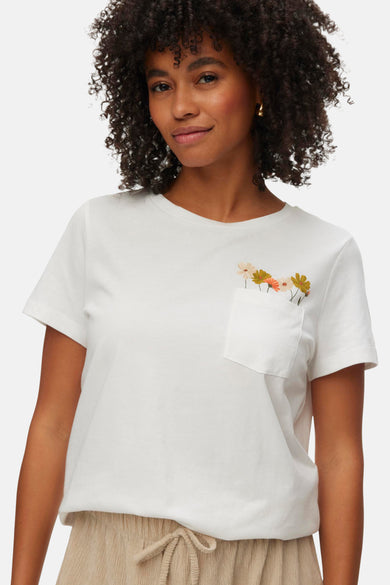 T-shirt blanc VERO MODA avec poche poitrine et broderies florales colorées.