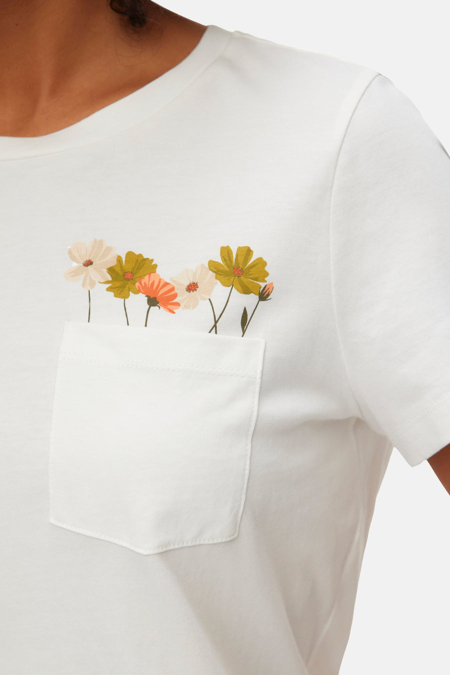 T-shirt blanc VERO MODA® à col rond, manches courtes, poche poitrine et imprimé floral coloré.
