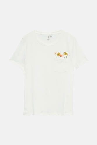 T-shirt blanc à manches courtes de VERO MODA avec une poche poitrine à fleurs colorées.
