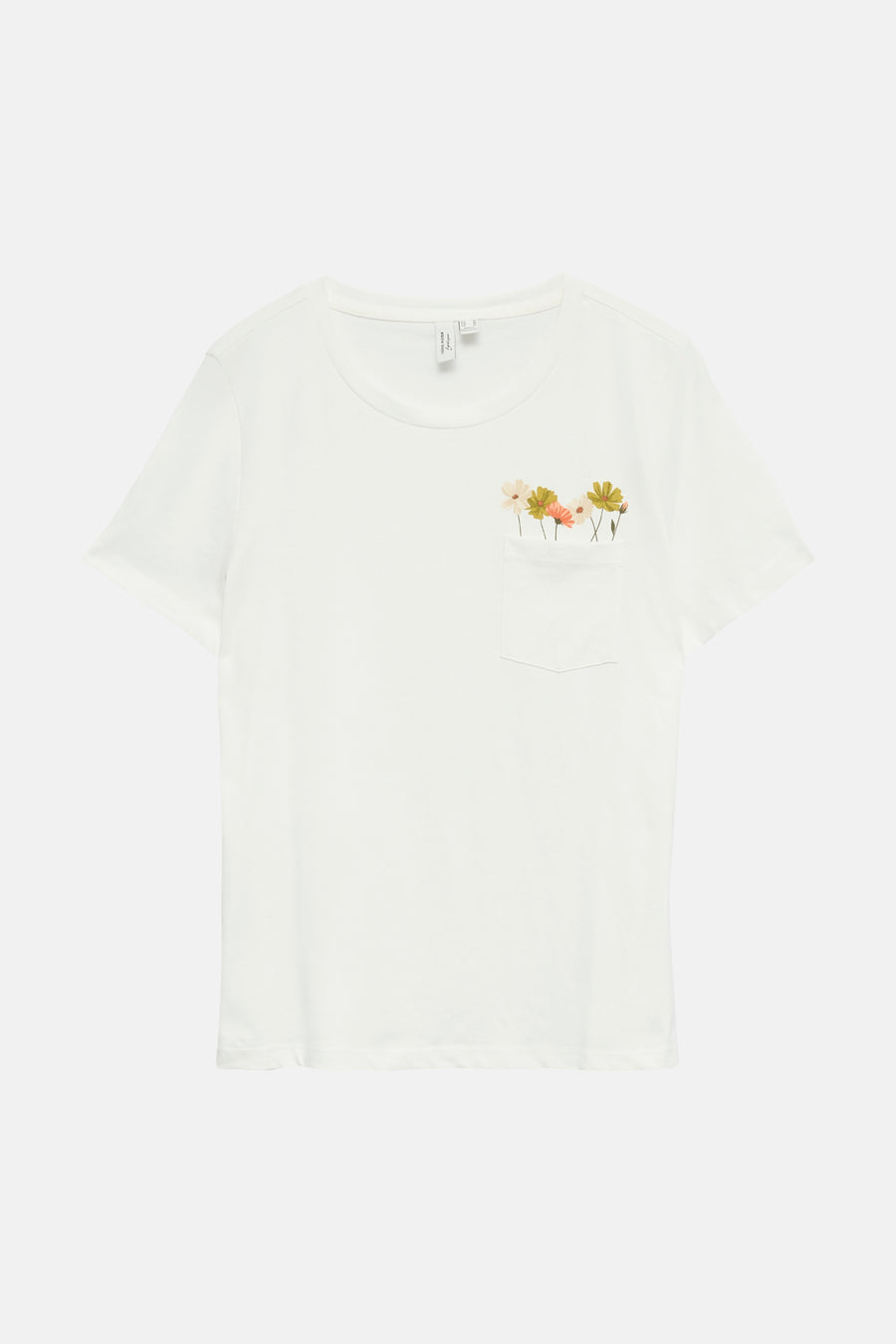 T-shirt blanc à manches courtes de VERO MODA avec une poche poitrine à fleurs colorées.