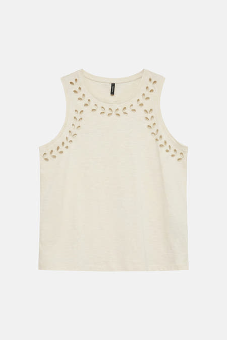 Haut sans manches écru de VERO MODA avec découpes décoratives en forme de feuille autour de l'encolure et des épaules.