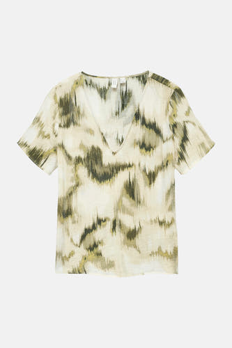 Chemisier à manches courtes de VERO MODA avec imprimé abstrait en vert, beige et crème, et col en V.