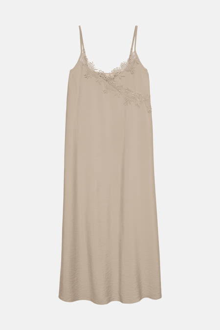 Robe nuisette beige de VERO MODA® avec détails en dentelle et fines bretelles spaghetti.