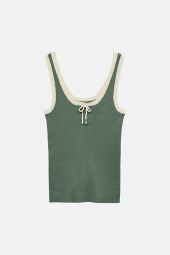 Haut côtelé vert de VERO MODA avec passepoil crème et petit détail de nœud.