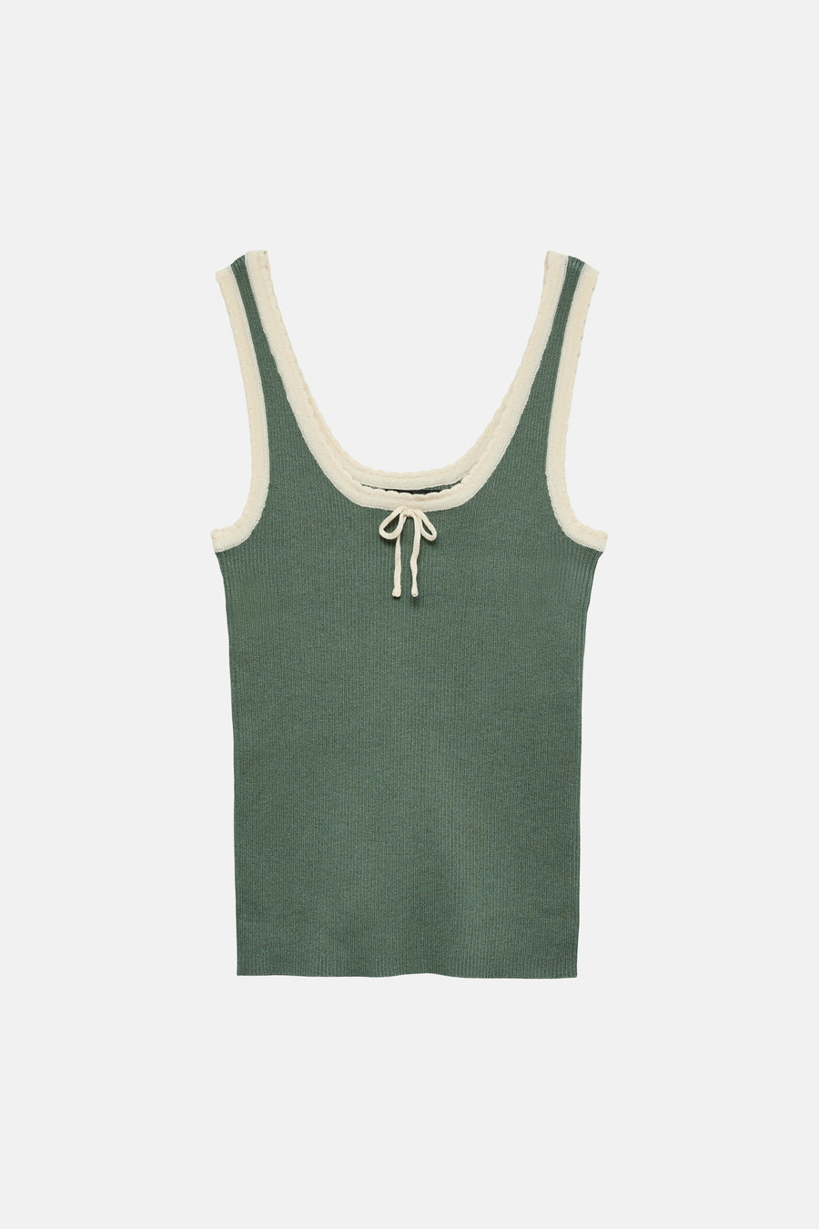 Haut côtelé vert de VERO MODA avec passepoil crème et petit détail de nœud.