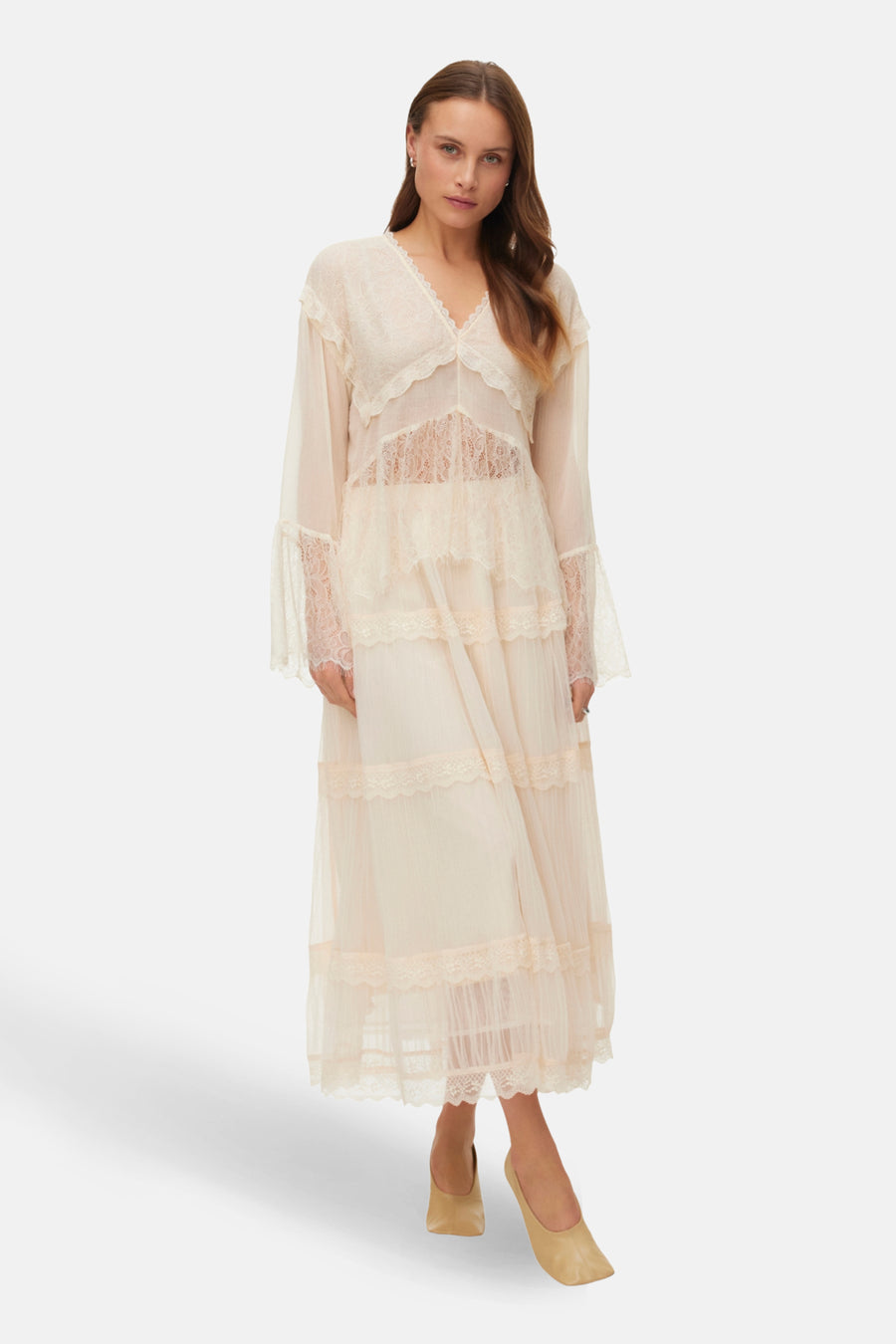 Ecru lange rok van Vero Moda, met meerdere lagen van kant, en lange mouwen.
