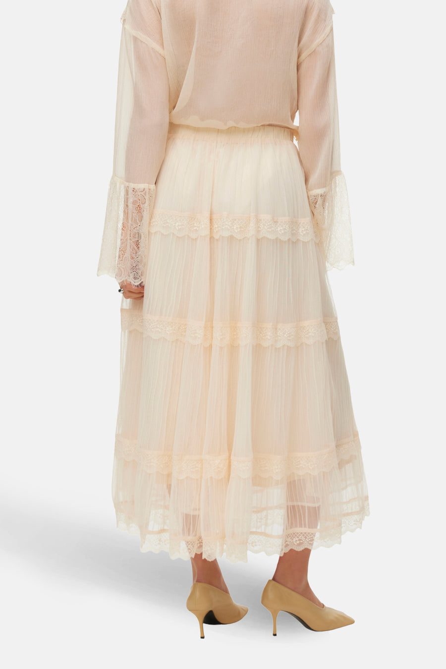Longue jupe écru de VERO MODA® avec plusieurs couches, dotée de détails bordés et associée à des escarpins beige.