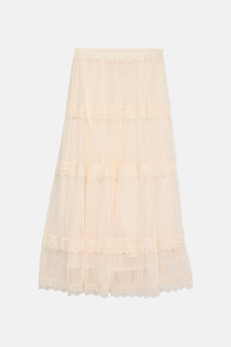 Jupe longue écru de VERO MODA®, avec détails en dentelle et une jupe en tulle superposée.
