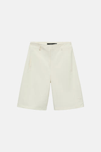 Bermuda écru de VERO MODA® avec poches latérales et passants de ceinture, présenté sur un fond blanc.