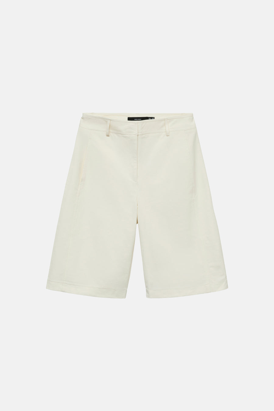 Bermuda écru de VERO MODA® avec poches latérales et passants de ceinture, présenté sur un fond blanc.