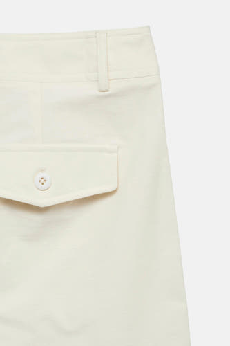 Bermuda écru de VERO MODA® avec ceinture, passants de ceinture et une poche à rabat avec bouton.