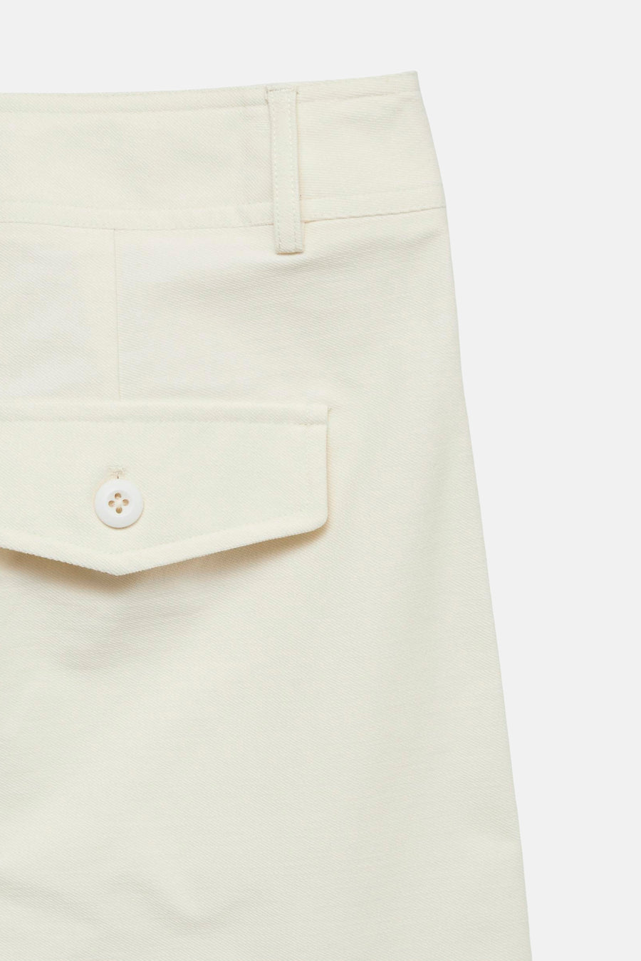 Bermuda écru de VERO MODA® avec ceinture, passants de ceinture et une poche à rabat avec bouton.