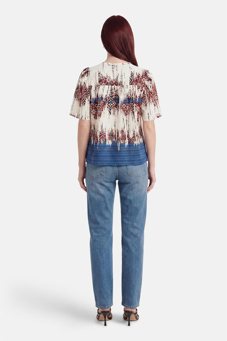 Multicolor blouse met korte mouwen van VERO MODA® met roodbruin-wit patroon en blauwe horizontale strepen, rugaanzicht.