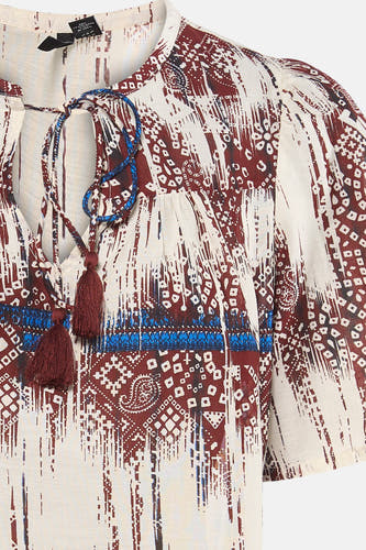 Chemisier multicolore à manches courtes de VERO MODA avec motif abstrait marron-blanc, accents bleus et pompons.
