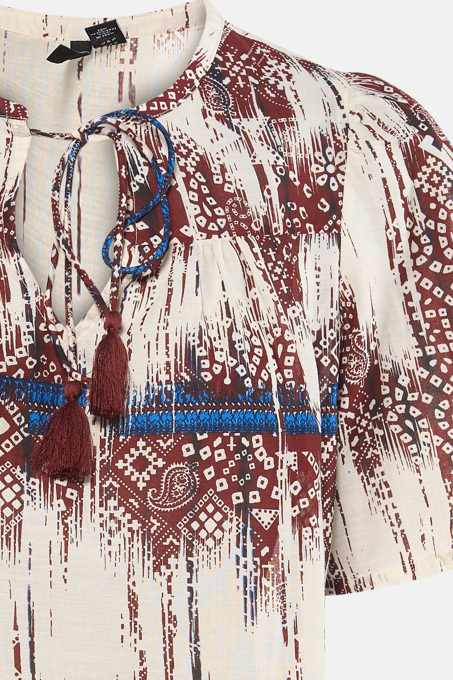 Chemisier multicolore à manches courtes de VERO MODA avec motif abstrait marron-blanc, accents bleus et pompons.