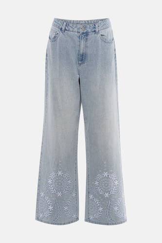 Jean ample bleu clair de Vero Moda, avec des fleurs brodées sur le bas, combiné avec un t-shirt noir et des escarpins noirs.