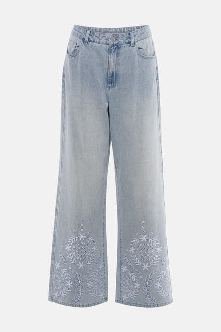 Lichtblauwe, wijde jeans van Vero Moda met borduursels onderaan de broekspijpen.