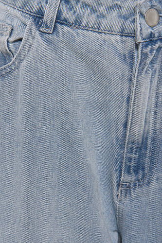 Jean large bleu clair de VERO MODA®, gros plan sur la ceinture avec bouton et braguette.