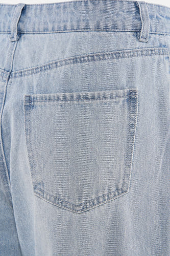 Jean en denim bleu clair large de VERO MODA, avec poche arrière et passants de ceinture.
